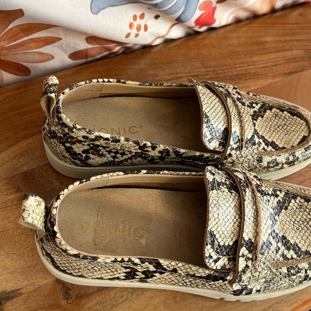 Vionic Womens 5 Chantel Lug Sole Ivory Snakeskin Print Slip On Loafer Shoes - Picture 8 of 11